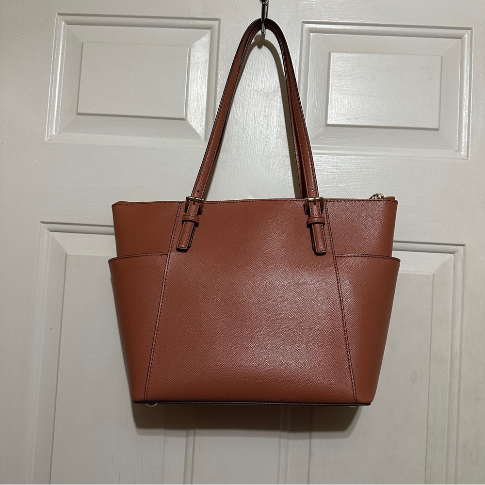 Michael Kors Jet Set East West Gold Tone Logo Charm Tote Bag Brown Leather  EUC‎ - Picture 7 of 12